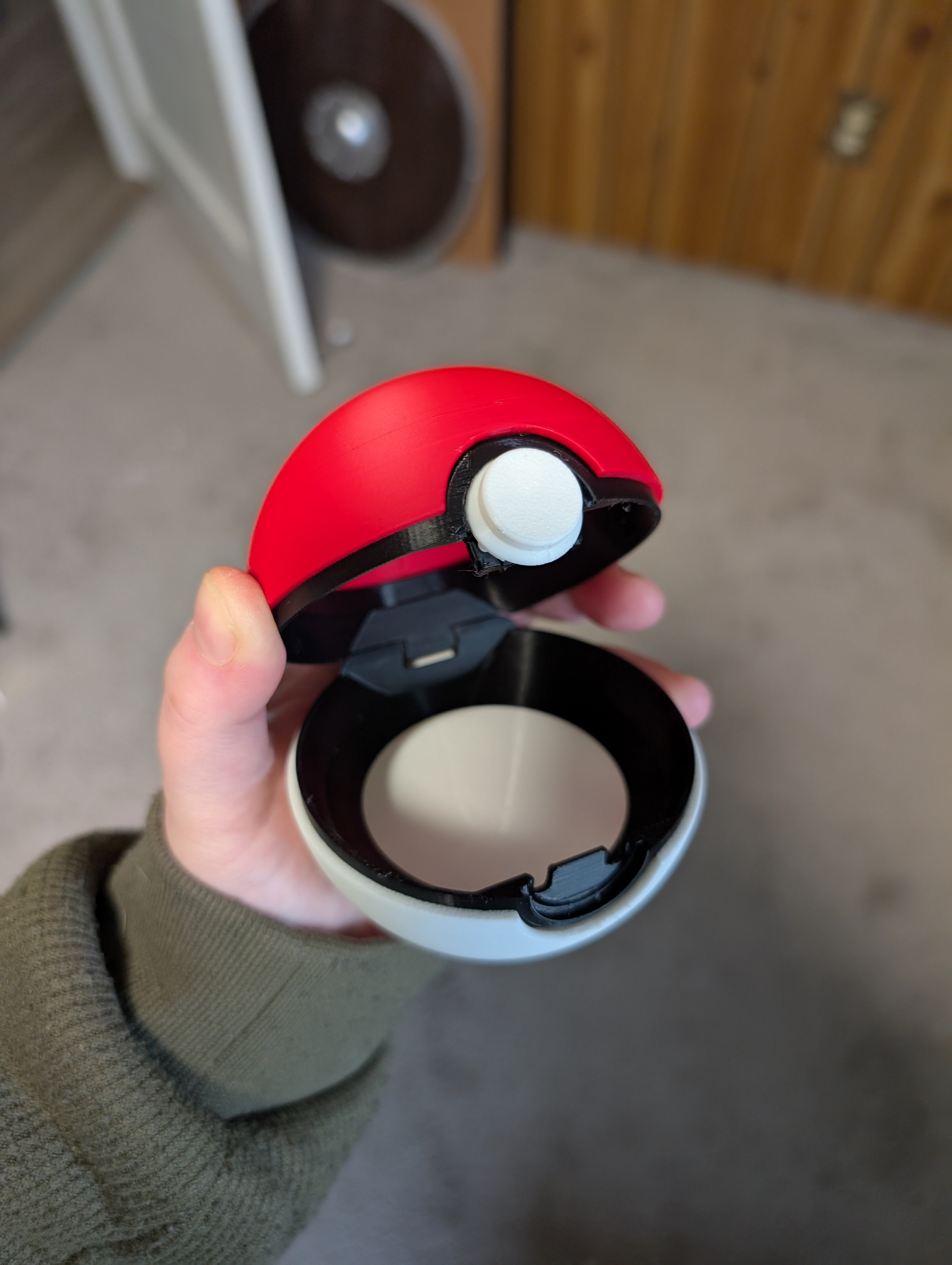Fully Functional Opening Poké Ball Replica | Pokémon Anime Collectible & Cosplay Prop